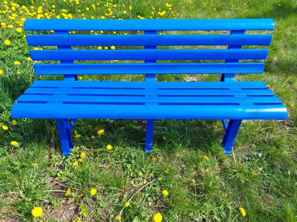 Скамейка пластиковая со спинкой для отдыха синяя